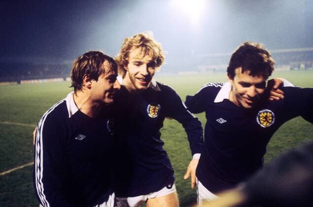 Schlußjubel Schottland, v.li.: Asa Hartford, Steve Archibald und John Robertson Fußball Länderspiel Herren Weltmeisterschaftsqualifikation 1981, Nationalmannschaft, Nationalteam, Nationaltrikot, Länderspiel Gruppe Qualifikation Belfast Freude,