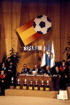 Espana 82 - die Auslosungszeremonie wird geleitet von, v.li.: RFEF Präsident Pablo Porta (Spanien), FIFA Präsident Joao Havelange (Brasilien), DFB Präsident Hermann Neuberger (BR Deutschland) und FIFA Generalsekretär Joseph S. Blatter (Schweiz) Fußball WM Herren Auslosung zu Weltmeisterschaft 1982, Gruppenauslosung, Weltfußballverband Totale Madrid