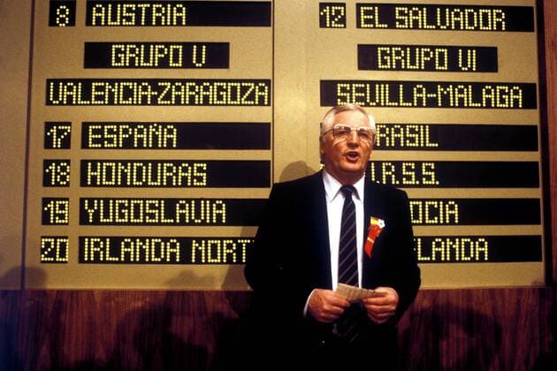 Bundestrainer Jupp Derwall (BR Deutschland) scheint mit dem Ergebnis der Auslosung der Vorrundengruppen zufrieden Fußball WM Herren Auslosung zur Weltmeisterschaft 1982, Gruppenauslosung, Einzelbild Auslosungszeremonie, Zeremonie, Zeremoniell Madrid