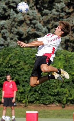 Neuzugang Alberto Gilardino (Milan) mit einer artistischen Brustannahme Fußball Herren Serie A 2005 2006, 1. Italienische Liga, Training, Vorbereitung, Saisonvorbereitung, AC Mailand Einzelbild Mailand Höhe,