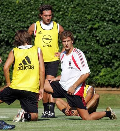 Neuzugang Christian Vieri (Mitte) beobachtet Neuzugang Alberto Gilardino (beide Milan, re.) Fußball Herren Serie A 2005 2006, 1. Italienische Liga, Training, Vorbereitung, Saisonvorbereitung, AC Mailand Gruppe Mailand