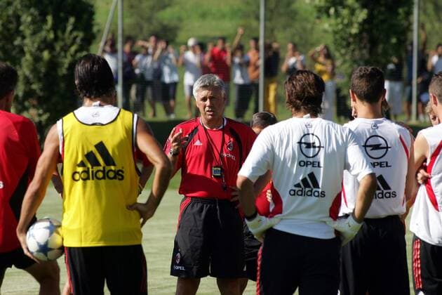 Trainer Carlo Ancelotti (Milan, Mitte) hält vor seinen Spielern eine Ansprache Fußball Herren Serie A 2005 2006, 1. Italienische Liga, Training, Vorbereitung, Saisonvorbereitung, AC Mailand Gruppe Mailand
