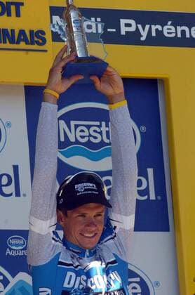 Etappensieger Paolo Savoldelli (Italien Discovery Channel) jubelt während der Siegerehrung -  Radsport Herren Tour de France 2005, ProTour, Straßenradsport, Straße, Rad Einzelbild 17. Etappe: Pau - Revel Freude,