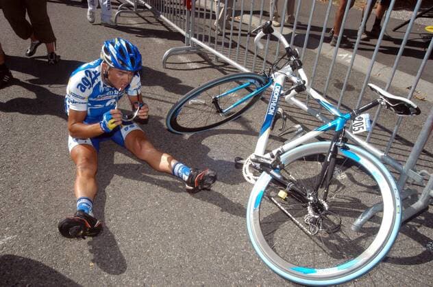 Simon Gerrans (Australien AG2R Prevoyance) völlig erschöpft im Ziel der 17. Etappe -  Radsport Herren Tour de France 2005, ProTour, Straßenradsport, Straße, Rad Einzelbild 17. Etappe: Pau - Revel Erschöpfung,