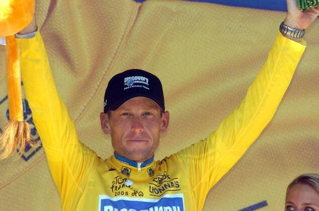 Lance Armstrong (USA Discovery Channel) während der Siegerehrung für das gelbe Trikot -  Radsport Herren Tour de France 2005, ProTour, Straßenradsport, Straße, Rad Einzelbild 17. Etappe: Pau - Revel Freude,