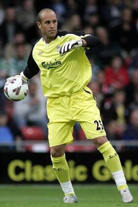 Torwart Jose Reina (Liverpool) - Abwurf - EDITORIAL USE ONLY. No use with unauthorised audio, video, data, fixture lists, club league logos or live services. Online in-match use limited to 120 images, no video emulation. No use in betting, games or single club league player publications. Fußball EC 1 Herren Champions League Qualifikation 2005 2006, English Premier League, 1. Englische Liga, Liverpool FC Einzelbild Wrexham