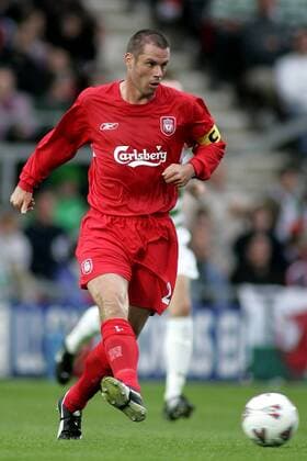 Jamie Carragher (Liverpool) am Ball - EDITORIAL USE ONLY. No use with unauthorised audio, video, data, fixture lists, club league logos or live services. Online in-match use limited to 120 images, no video emulation. No use in betting, games or single club league player publications. Fußball EC 1 Herren Champions League Qualifikation 2005 2006, English Premier League, 1. Englische Liga, Liverpool FC Einzelbild Wrexham Dynamik,