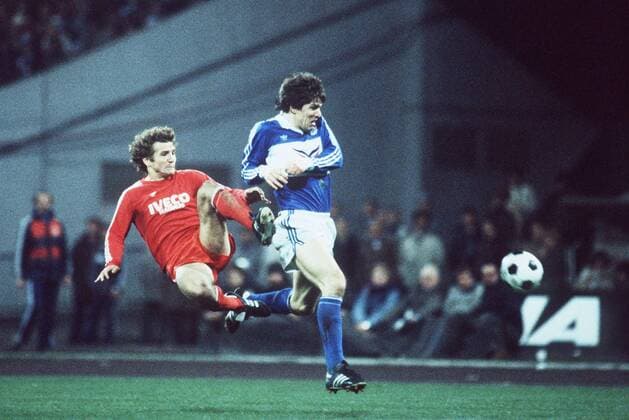 Wolfgang Dremmler (li., Bayern) gegen Mathias Schipper (Schalke) Fußball 1. BL Herren Saison 1982 1983, FC Schalke 04 - FC Bayern München 1:2, Vdia Gruppe Gelsenkirchen Dynamik,