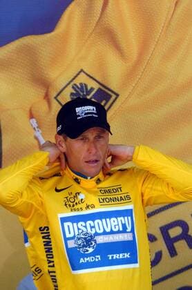 Siegerehrung nach der 19. Etappe: Lance Armstrong (USA Discovery Channel) zieht sich wieder das gelbe Trikot des Gesamtführenden über -  Radsport Herren Tour de France 2005, ProTour, Straßenradsport, Straße, Rad Einzelbild 19. Etappe: Issoire - Le Puy en Velay