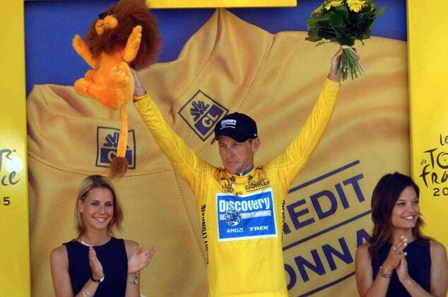Siegerehrung nach der 19. Etappe: Lance Armstrong (USA Discovery Channel) freut sich über das gelbe Trikot des Gesamtführenden -  Radsport Herren Tour de France 2005, ProTour, Straßenradsport, Straße, Rad Gruppe 19. Etappe: Issoire - Le Puy en Velay