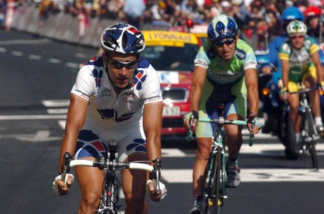 Sandy Casar (Frankreich FDJeux.com) vor Franco Pellizotti (Italien Liquigas Bianchi) -  Radsport Herren Tour de France 2005, ProTour, Straßenradsport, Straße, Rad Gruppe 19. Etappe: Issoire - Le Puy en Velay