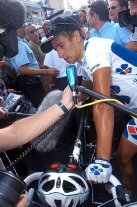 Sandy Casar (Frankreich FDJeux.com) beim Interview bei Europe1 im Ziel -  Radsport Herren Tour de France 2005, ProTour, Straßenradsport, Straße, Rad Gruppe 19. Etappe: Issoire - Le Puy en Velay