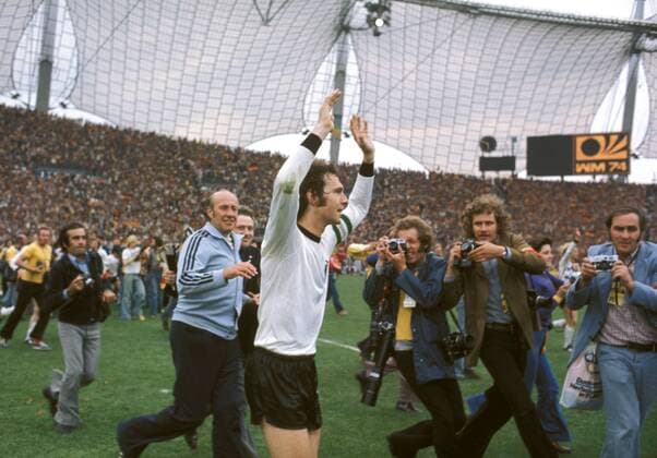 Franz Beckenbauer (vorn) und Bundestrainer Helmut Schön (beide BR Deutschland) auf der Ehrenrunde vor den Fotografen -  Fußball WM Herren Weltmeisterschaft 1974, Länderspiel, Nationalmannschaft, Nationalteam, Nationaltrikot, Finale, Vdia Gruppe Olympiastadion, Weltmeister München Freude,