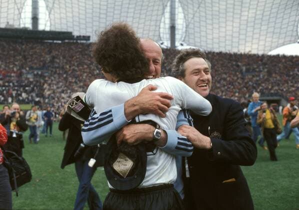Bundestrainer Helmut Schön (hi.) und Franz Beckenbauer (beide BR Deutschland) - Siegesjubel -  Fußball WM Herren Weltmeisterschaft 1974, Länderspiel, Nationalmannschaft, Nationalteam, Nationaltrikot, Finale, Vdia Gruppe Weltmeister München Freude,