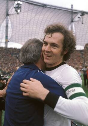 Weltmeister: Franz Beckenbauer (BR Deutschland) in den Armen eines Betreuers -  Fußball WM Herren Weltmeisterschaft 1974, Länderspiel, Nationalmannschaft, Nationalteam, Nationaltrikot, Finale, Vdia Gruppe Weltmeister München Freude,