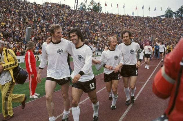 Ehrenrunde BR Deutschland v.li.: Hans Georg Schwarzenbeck, Gerd Müller, Berti Vogts und Franz Beckenbauer -  Fußball WM Herren Weltmeisterschaft 1974, Länderspiel, Nationalmannschaft, Nationalteam, Nationaltrikot, Finale, Vdia Gruppe Weltmeister München Freude,