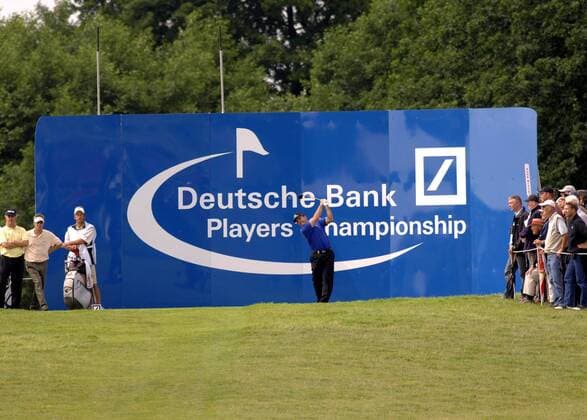 Abschlag vor der Sponsorenwand des Hauptsponsors der Deutsche Bank Players Championship 2005 Golf Herren Deutsche Bank Players Championship of Europe 2005, Open, Golfen Einzelbild Gut Kaden Hamburg