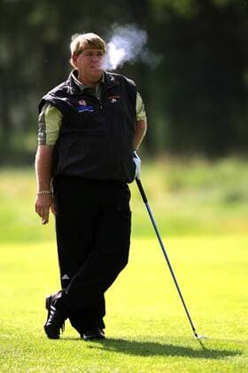 John Daly (USA) raucht lässig eine Zigarette Golf Herren Deutsche Bank Players Championship of Europe 2005, Open, Golfen Einzelbild Gut Kaden Hamburg