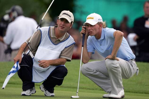 Marcel Siem (Deutschland, re.) und sein Caddy taxieren gemeinsam die Putlinie Golf Herren Deutsche Bank Players Championship of Europe 2005, Open, Golfen Gruppe Gut Kaden Hamburg