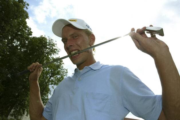 Marcel Siem (Deutschland) beißt in einen seiner Schläger Golf Herren Deutsche Bank Players Championship of Europe 2005, Open, Golfen, PGA Einzelbild Gut Kaden Hamburg