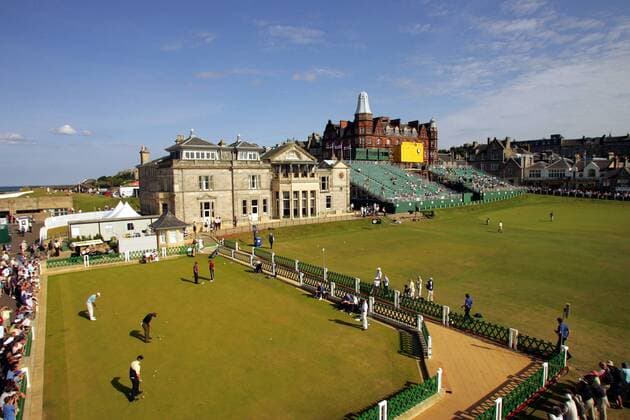 Putting Green und Royal and Ancient Clubhouse des Old Course Golf Club aus der Vogelperspektive - (Icon 5938065) Golf Herren British Open Championship 2005, PGA European Tour, TPC of Europe, Golfen Totale The Old Course Royal and Ancient Golf Club St. Andrews EDITORIAL USE ONLY