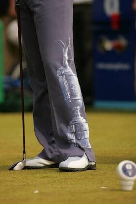 Golfhose von Ian Poulter (England) mit aufgemalter Claret Jug, Trophäe der British Open - (Icon 5938077) Golf Herren British Open Championship 2005, PGA European Tour, TPC of Europe, Golfen Einzelbild The Old Course Royal and Ancient Golf Club St. Andrews, Mode, Golfmode, Golfkleidung EDITORIAL USE ONLY