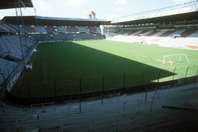 1 Jahr bis WM 2022: Historie, Stadien und Architektur Leeres WM-Stadion in Gijon am Rande der Fußball WM 1982 in Spanien Fußball WM Herren Weltmeisterschaft 1982, Totale Gijon Leere,