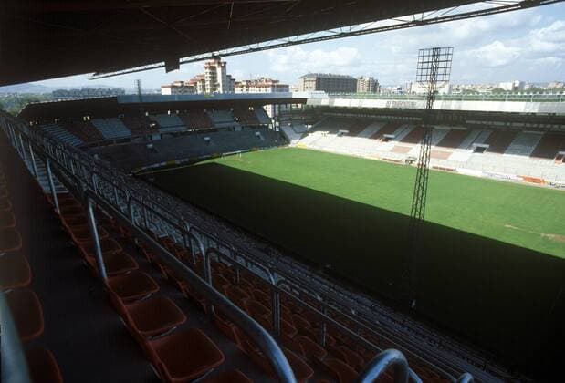 1 Jahr bis WM 2022: Historie, Stadien und Architektur Leeres WM-Stadion in Gijon am Rande der Fußball WM 1982 in Spanien Fußball WM Herren Weltmeisterschaft 1982, Totale Gijon Leere,