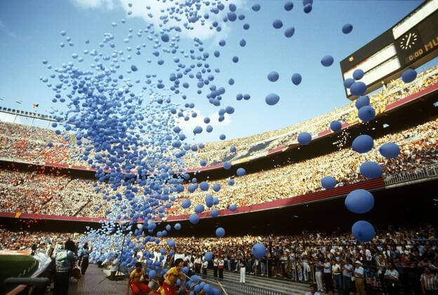 1 Jahr bis WM 2022: Historie, Stadien und Architektur Eröffnungsfeier der Fußball WM 1982 im Nou Camp Stadion in Barcelona - Ballons steigen in die Luft Fußball WM Herren Weltmeisterschaft 1982, Eröffnung, Feier, Eröffnungszeremonie, Zeremonie, Eröffnungsveranstaltung Totale Nou Camp Barcelona