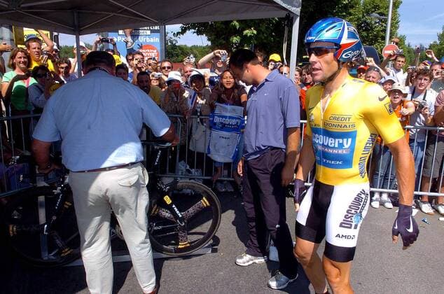 Der Gesamtführende Lance Armstrong (USA Discovery Channel) wird von den Fans bejubelt -  Radsport Herren Tour de France 2005, ProTour, Straßenradsport, Straße, Rad Totale 20. Etappe: Saint Etienne