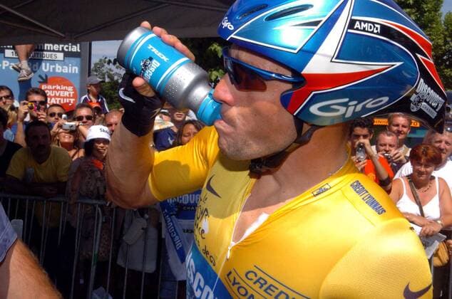 Der Gesamtführende Lance Armstrong (USA Discovery Channel) erfrischt sich -  Radsport Herren Tour de France 2005, ProTour, Straßenradsport, Straße, Rad Einzelbild 20. Etappe: Saint Etienne