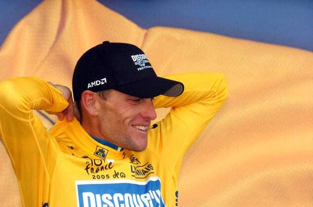 Der Gesamtführende und Gewinner der 20.Etappe Lance Armstrong (USA Discovery Channel) gut gelaunt während der Siegerehrung -  Radsport Herren Tour de France 2005, ProTour, Straßenradsport, Straße, Rad Einzelbild 20. Etappe: Saint Etienne Freude,
