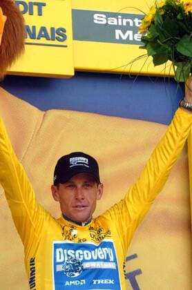 Der Gesamtführende und Gewinner der 20. Etappe Lance Armstrong (USA Discovery Channel) feiert während der Siegerehrung -  Radsport Herren Tour de France 2005, ProTour, Straßenradsport, Straße, Rad Einzelbild 20. Etappe: Saint Etienne Freude,
