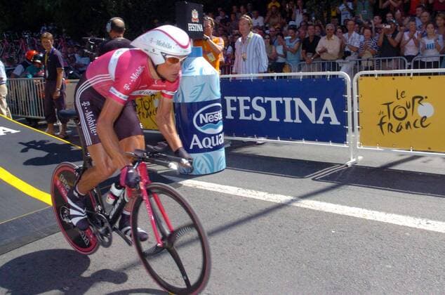 Jan Ullrich (Deutschland T Mobile) startet unter tosendem Applaus der Zuschauer zum Einzelzeitfahren -  Radsport Herren Tour de France 2005, ProTour, Straßenradsport, Straße, Rad, Zeitfahren, Einzelzeitfahren Totale 20. Etappe: Saint Etienne