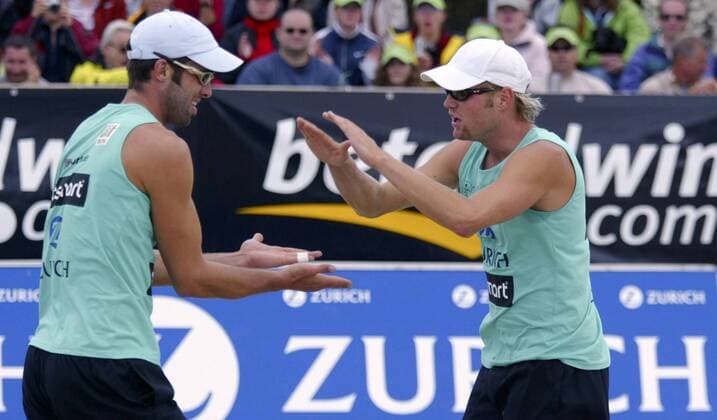 Julius Brink (re.) und Kjell Schneider (beide Deutschland) klatschen ab Beachvolleyball Herren Zürich Masters 2005, Zurich, Zuerich, Beach Gruppe St. Peter Ording