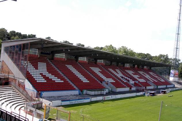 Modernisierte Tribüne des Offenbacher Stadions am Bieberer Berg mit dem Schriftzug: Kickers Fußball 2. BL Herren Saison 2005 2006, Offenbacher Kickers, OFC, Vdig Totale Stadion am Bieberer Berg Offenbach
