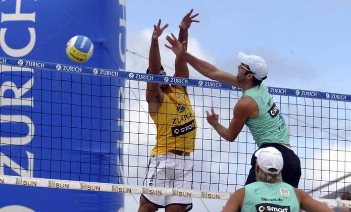 Kjell Schneider (Deutschland, re.) - Schmetterball gegen Jan Ferreira (Brasilien) Beachvolleyball Herren Zürich Masters 2005, Zurich, Zuerich, Beach Gruppe St. Peter Ording Dynamik,