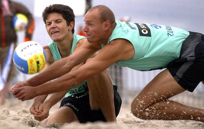 Marvin Polte (re.) und Thorsten Schön (beide Deutschland) gehen gemeinsam zum Ball Beachvolleyball Herren Zürich Masters 2005, Zurich, Zuerich, Beach Gruppe St. Peter Ording Dynamik, Abwehr,