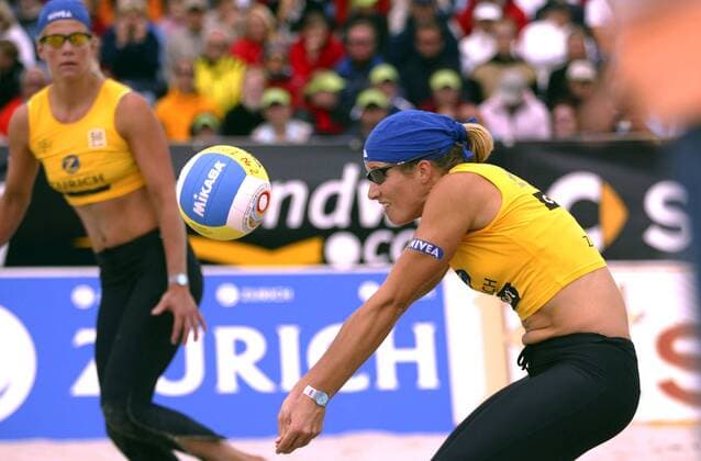 Okka Rau (re.) - Zuspiel auf Stephanie Pohl (beide Deutschland) Beachvolleyball Damen Zürich Masters 2005, Zurich, Zuerich, Beach Gruppe St. Peter Ording