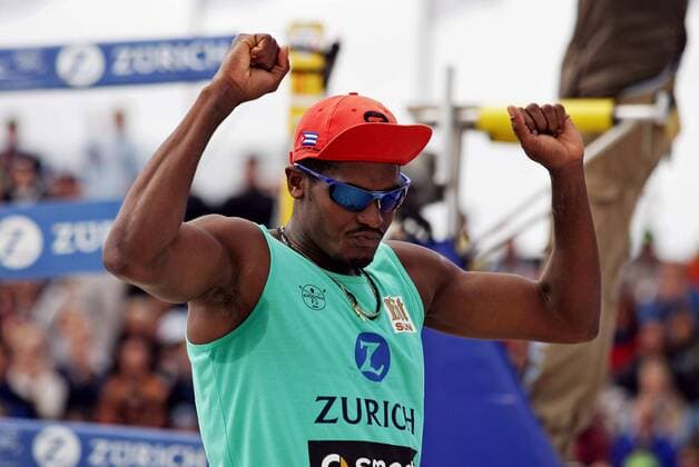 Gil Ferrer Cutino (Kuba) jubelt Beachvolleyball Herren Zürich Masters 2005, Zuerich, Zurich, Beach Einzelbild St. Peter Ording