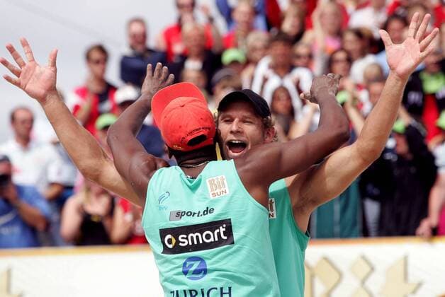Thomas Kröger (Deutschland, re.) und Gil Ferrer Cutino (Kuba) - Schlußjubel Beachvolleyball Herren Zürich Masters 2005, Zuerich, Zurich, Beach Gruppe St. Peter Ording Freude, Begeisterung,