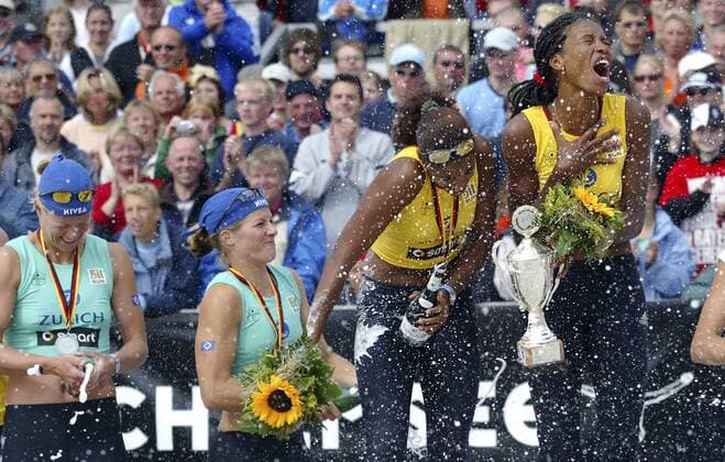 Siegerehrung Zürich Masters 2005 in St. Peter Ording, v.li.: Die Zweitplatzierten Stefanie Pohl und Okka Rau (beide Deutschland) geben den Siegerinnen Dalixia Fernandez Grasset und Tamara Larrea Peraza (beide Kuba) eine Sektdusche Beachvolleyball Herren Zürich Masters 2005, Zurich, Zuerich, Beach Gruppe Aufmacher St. Peter Ording Freude, Begeisterung