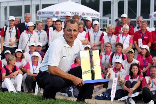 Der Sieger der Deutsche Bank Players Championship 2005 Niclas Fasth (Schweden) präsentiert stolz seine Trophäe Golf Herren Deutsche Bank Players Championship of Europe 2005, Open, Golfen, PGA European Tour, Player s Einzelbild Gut Kaden Hamburg Freude,