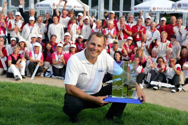 Der Sieger der Deutsche Bank Players Championship 2005 Niclas Fasth (Schweden) präsentiert stolz seine Trophäe Golf Herren Deutsche Bank Players Championship of Europe 2005, Open, Golfen, PGA European Tour, Player s Einzelbild Gut Kaden Hamburg Freude,
