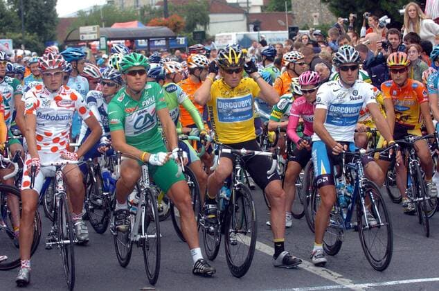 Die vier Trikotträger am Start zur letzten Etappe der Tour de France 2005 - v.li. Rasmussen (Dänemark Rabobank), Hushovd (Norwegen Credit Agricole), Armstrong (USA) und Popovych (Ukraine beide Discovery Channel) -  Radsport Herren Tour de France 2005, ProTour, Straßenradsport, Straße, Rad Gruppe 21. Etappe: Corbeil Essonnes - Paris