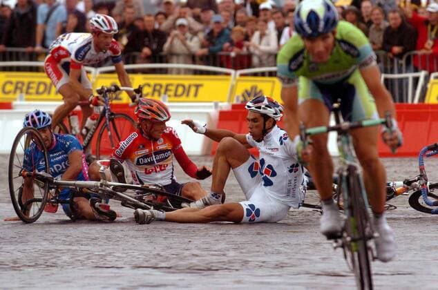 Carlos da Cruz (Frankreich FdJeux.com, re.), Wim Vansevenant (Belgien Davitamon Lotto, Mitte) und Salvatore Commesso (Italien Lampre Caffita, li.) nach einem Sturz am Boden -  Radsport Herren Tour de France 2005, ProTour, Straßenradsport, Straße, Rad Gruppe 21. Etappe: Corbeil Essonnes - Paris