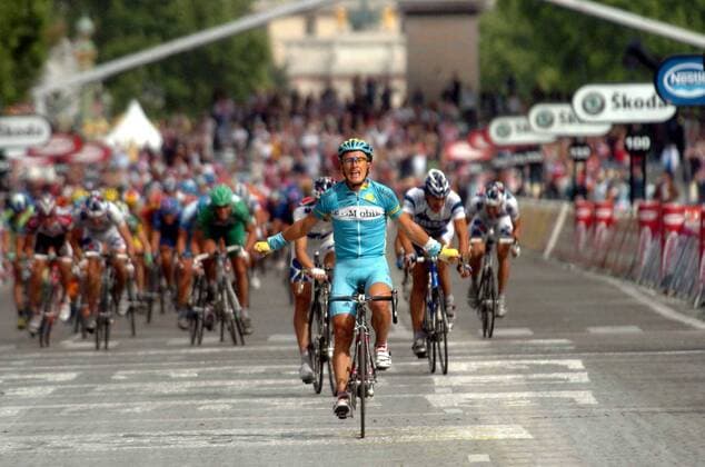 Alexander Winokurow (Kasachstan T Mobile) gewinnt die 21. und letzte Etappe der Tour de France 2005 - Radsport Herren Tour de France 2005, ProTour, Straßenradsport, Straße, Rad, Etappensieg, Etappensieger Totale Jubel, jubeln, Massenankunft, Sprintankunft 21. Etappe: Corbeil Essonnes - Paris Freude,