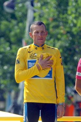 Tour de France 2005: Gesamtsieger Lance Armstrong (USA Discovery Channel) während der Nationalhymne -  Radsport Herren Tour de France 2005, ProTour, Straßenradsport, Straße, Rad Einzelbild Paris