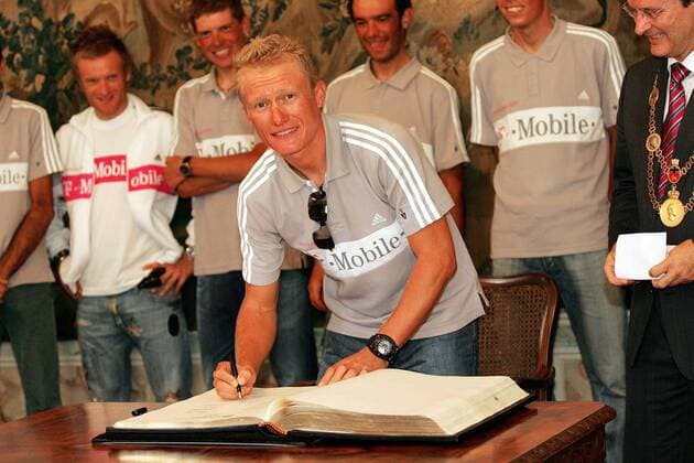 Alexander Winokurow (Kasachstan T Mobile) trägt sich beim Rathausempfang in das goldene Buch der Stadt Bonn ein Radsport Herren Tour de France 2005, Straßenradsport, Straße, Rad, Empfang, Rathaus Gruppe Alexandre Bonn