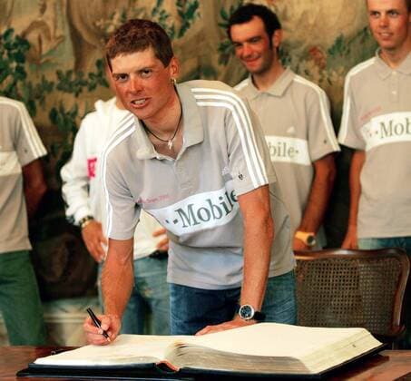 Jan Ullrich (Deutschland T Mobile) trägt sich beim Rathausempfang in das goldene Buch der Stadt Bonn ein Radsport Herren Tour de France 2005, Straßenradsport, Straße, Rad, Empfang, Rathaus Einzelbild Bonn
